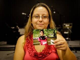 Ana Paula segura uma foto da filha Vitória, 13 anos: queda repentina nas notas escolares
