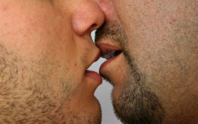 Dois homens têm o mesmo direito ao beijo que um casal hetero? Alguns gays acham que não