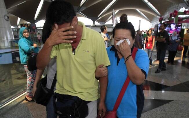 Parentes de passageiros buscam informações do voo MH370 da Malaysia Airlines que voava para Pequim (8/3). Foto: AP