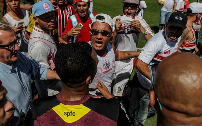 Torcida invade CT do São Paulo e faz cobrança aos jogadores e dirigentes