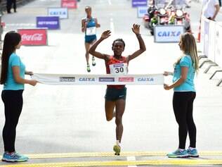 Etíopes dominam corrida em SP