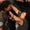Ben Henderson ganha o abraço de sua mãe após vencer Frankie Edgar pela segunda vez seguida. Foto: Getty Images