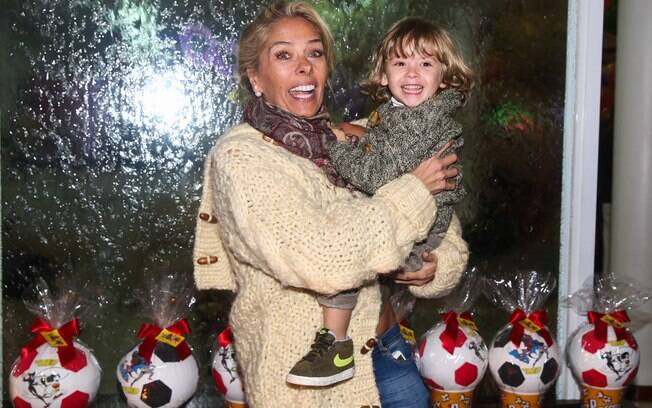 Adriane Galisteu e o filho Vittorio