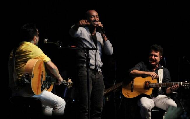 Thiaguinho curte show de Bruno e Marrone e canta com a dupla 