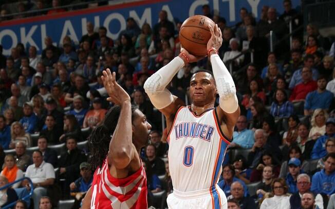 Russell Westbrook chegou ao sétimo triplo-duplo seguido e igualou Michael Jordan e Oscar Robertson Russell Westbrook chegou ao sétimo triplo-duplo seguido e igualou Michael Jordan e Oscar Robertson