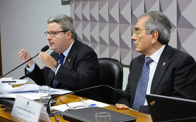 Os senadores Raimundo Lira (PMDB-PB) e Antonio Anastasia (PSBD-MG), presidente e relator da Comissão Especial de Impeachment, respectivamente. Foto: Marcos Oliveira/Agência Senado