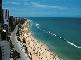 Praia de Boa Viagem, com seu mar esverdeado, domina a paisagem de Recife