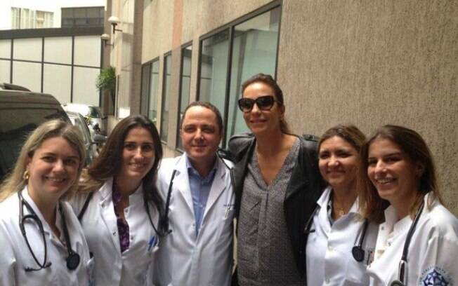 Ivete Sangalo com a equipe médica do Hospital Sírio-Libanês, em São Paulo, após visitar Netinho