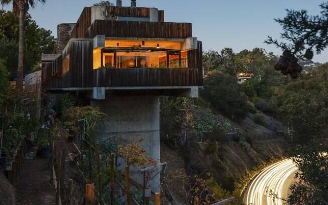 O delicado equilíbrio da casa nas colinas de Los Angeles