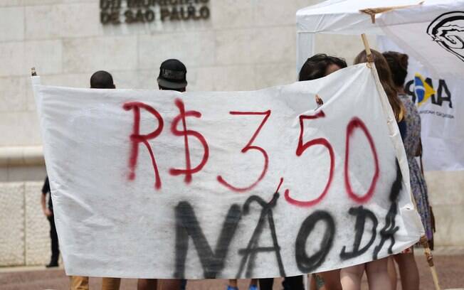 Integrantes do Movimento Passe Livre acampam em frente à Prefeitura de São Paulo