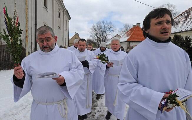 Padres cantam em procissão do Domingo de Ramos em Varsóvia, Polônia
