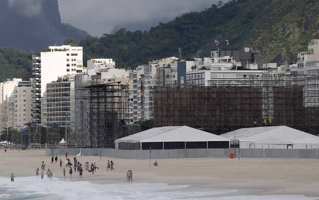 Tendas para a visita do papa Francisco a praia de Copacabana, no Rio de Janeiro.