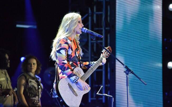 Uma das marcas registradas de Claudia: tocar violão estilizado durante o show