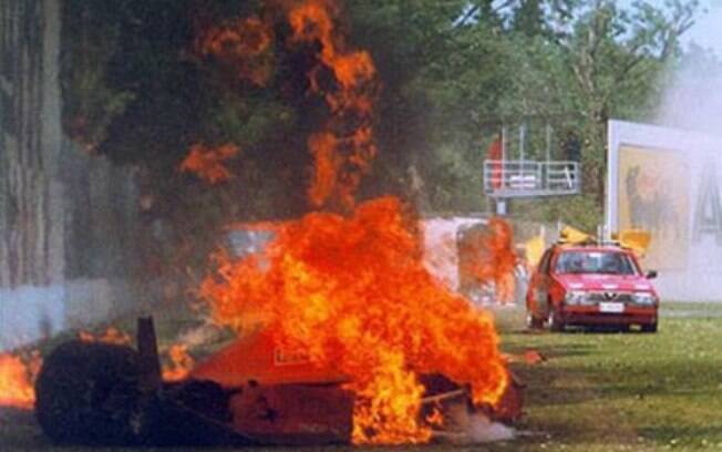 Gerhard Berger viu sua Ferrari ficar em chamas após acidente na curva Tamburello, a mesma que matou Senna, em 1989
