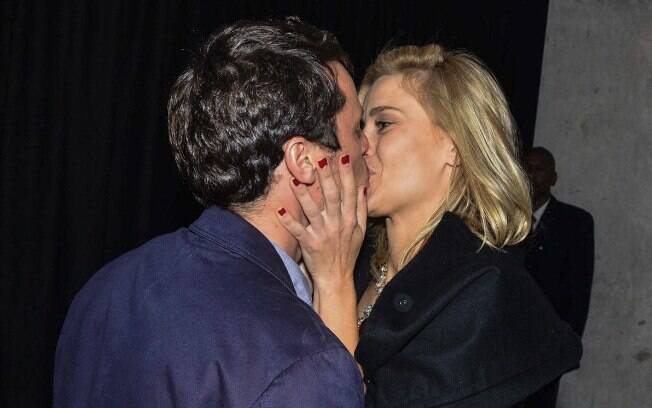 Carolina Dieckmann não escondeu a felicidade pelo sucesso do marido e encheu o executivo de beijos