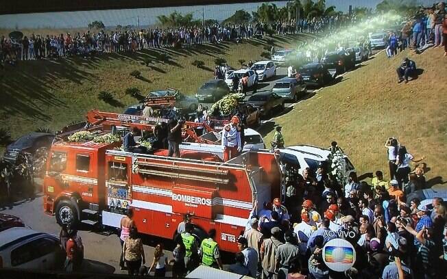 Corpo de Cristiano Araújo foi levado para cemitério em cortejo fúnebre que durou cerca de 40 minutos. Foto: Reprodução/TV Globo