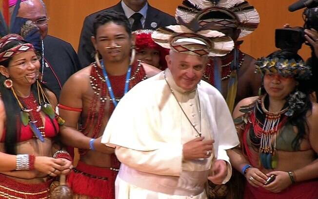 Papa Francisco usando o cocar que recebeu de presente de um representante indígena durante encontro com autoridades religiosas no Teatro Municipal do Rio de Janeiro 