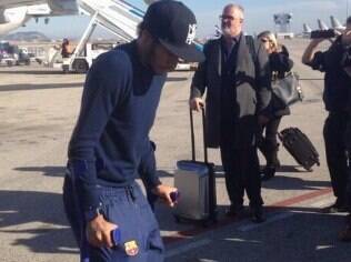 Neymar usa muletas na Espanha