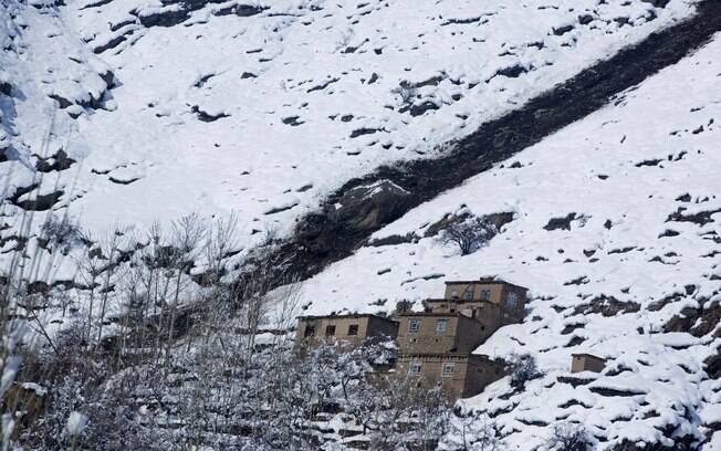 Casas ficaram debaixo de neve, após avalanches que atingem norte do Afeganistão
