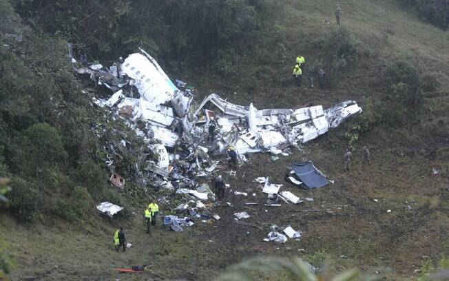 Seis sobreviventes foram encontrados nos destroços do avião