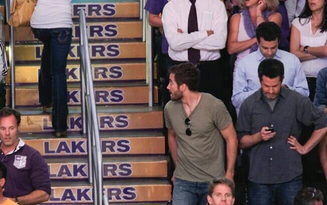 Já Jake Gyllenhaal não estava muito interessado na quadra, mas sim na torcida