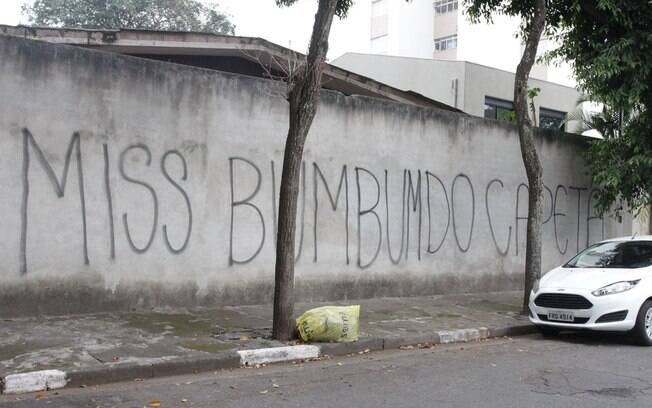 O muro da casa de Andressa Urach vandalizado