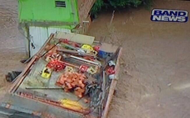 Casa é arrastada pela enxurrada em Santo André durante a chuva da tarde desta quarta-feira (24)