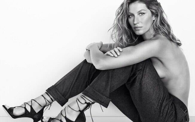Gisele Bündchen de topless em uma campanha para uma grife de sapatos