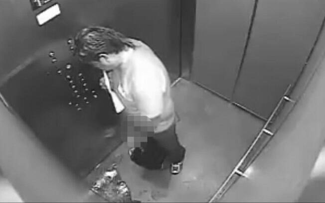 No vídeo, é possível ver o entregador desabotoando a calça e, em seguida, a poça de xixi se formando no elevador