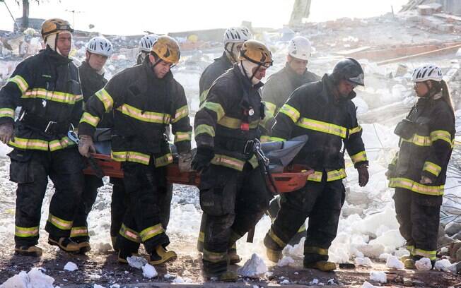 Bombeiros encontram corpo de nona vítima entre os escombros nesta quinta-feira (29); um operário segue desaparecido. Foto: Futura Press