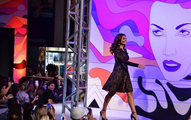 Juliana Paes desfila em evento de moda