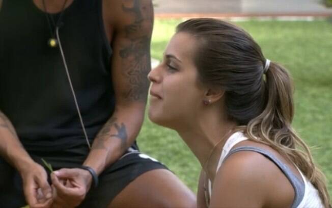 Angela pergunta para mãe de Cássio sobre banho de Marcelo com Vanessa