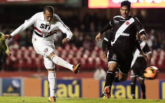 Luís Fabiano marcou duas vezes na goleada por 5 a 1 sobre o Vasco