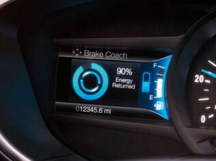 Ford Fusion Hybrid 2017 tem sistema que mostra como está a carga das baterias e como estão sendo recarregadas