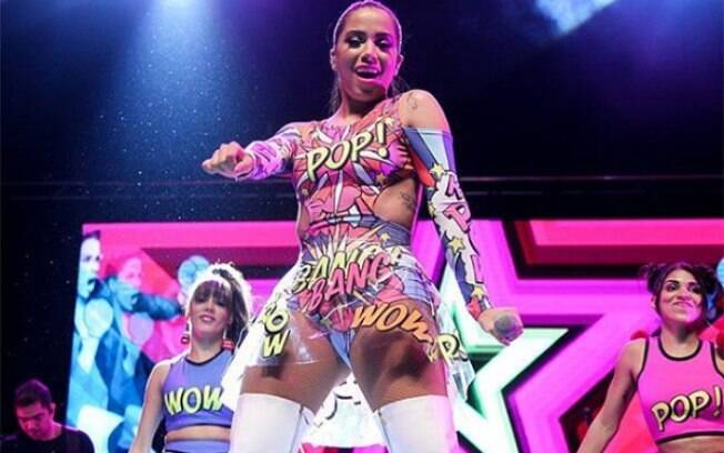 Anitta foi hostilizada no palco após show de apenas vinte minutos; cantora foi atingida por copo de bebida
