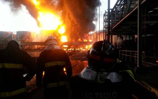 Equipes dos Bombeiros seguem trabalhando em incêndio na Alemoa, em Santos. Foto: Corpo de Bombeiros da PMESP