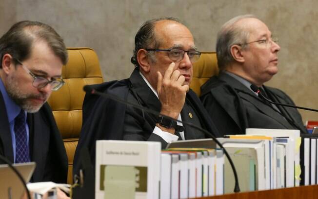 Ministro Gilmar Mendes (ao centro) enfrentou duramente os argumentos do colega Barroso