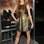 A atriz Alexis Knapp apostou no vestidinho com ar adolescente, combinado a clutch DVF e sapatos azuis escuros, uma combinação chique. Foto: Getty Images