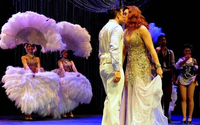 Jarbas e Claudia Raia se beijam no final do espetáculo