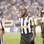 o estreante Seedorf caminha pelo gramado do engenhão antes da bola rolar para Botafogo x Grêmio. Foto: Gazeta Press