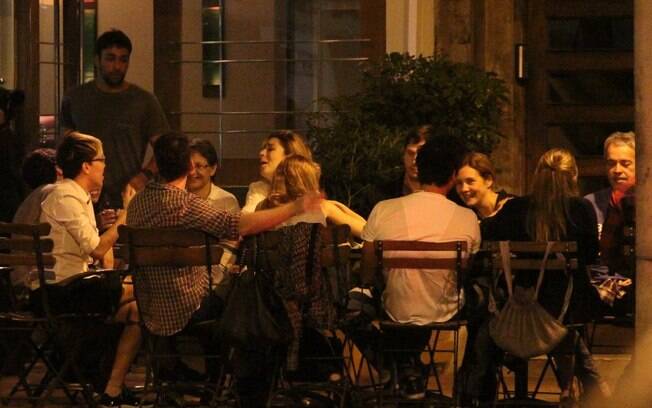 Adriana Esteves, Vladimir Brichta, Maria Gadu e Nathalia Dill curtem noite em bar