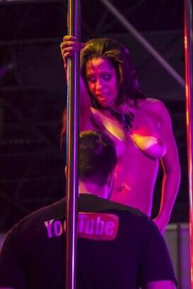 Priscila Stravazzy esbanjou sensualidade em seu show de strip tease. Foto: Edu Cesar / iG