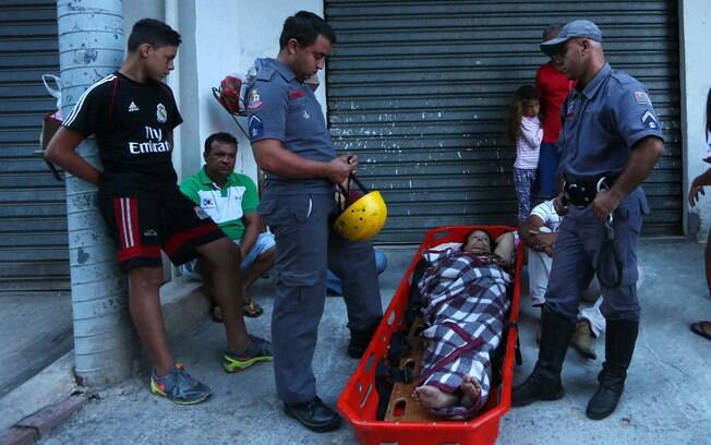 Mulher fica soterrada em desabamento em Carapicuíba
