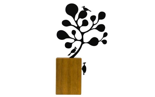 Escultura de árvore com três pica-paus em chapa de aço carbono, de Eleonora Hoshino (Craft Design)