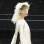Vestido lânguido, com capa moderna: opção de look jovial para se casar no inverno. De Chanel. Foto: Getty Images