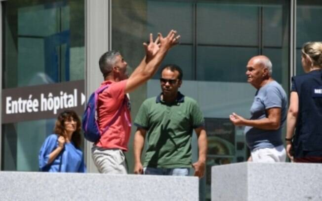 Pessoas esperam por notÃ­cias em hospital em Nice