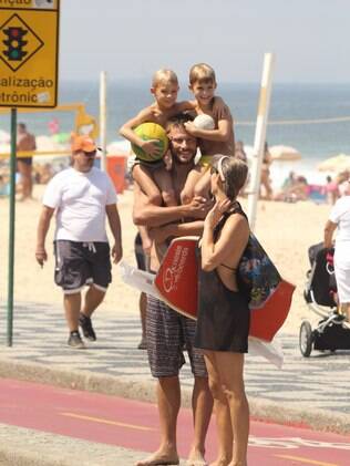 Família completa: Fernanda Lima e Rodrigo Hilbert com os gêmeos, João e Francisco