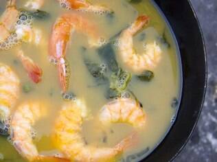 Tacacá: caldo de tucupi com goma de mandioca, camarão seco e jambu, servido quentinho