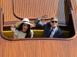 George Clooney e Amal Alamuddin acenam para fotógrafos e curiosos