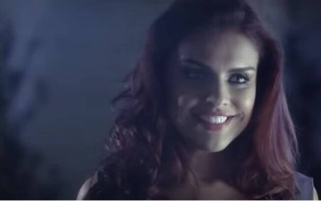 Paloma Bernardi tenta se reconciliar com o cantor Thiaguinho no clipe 'Desencana'
